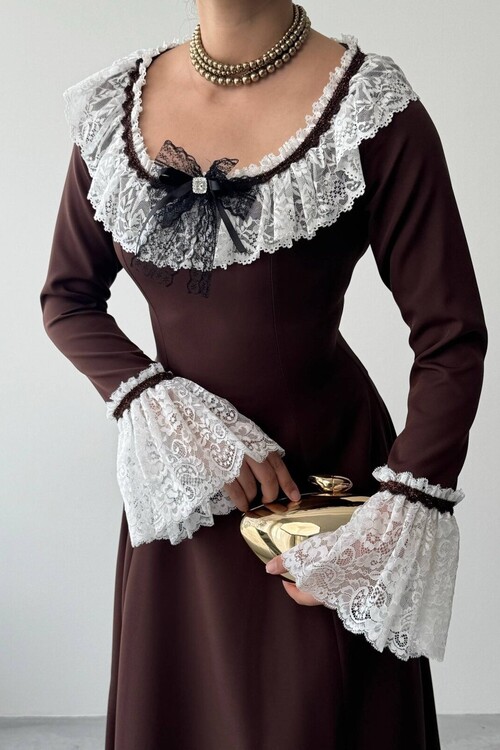 Ruyn Dress with Brooch Detail