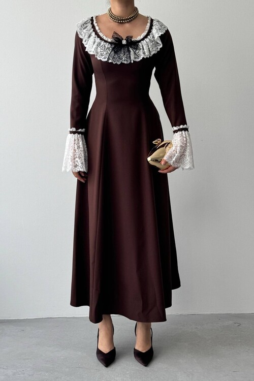 Ruyn Dress with Brooch Detail