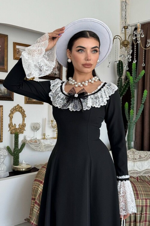 Ruyn Dress with Brooch Detail