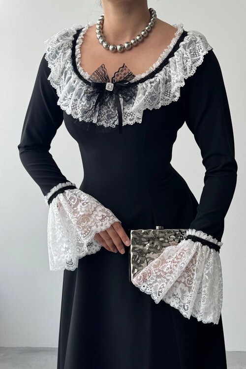 Ruyn Dress with Brooch Detail