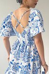 Dress with drawstring crossed on the back